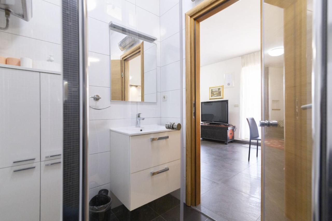 Sibenik City Beach Apartment *